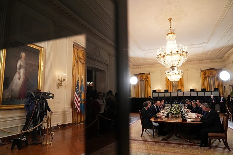 Başkan Donald Trump, 6 Kasım 2025 Perşembe günü Washington'daki Beyaz Saray'ın Doğu Salonu'nda Orta Asya ülkelerinin liderleriyle akşam yemeğinde bir araya geldi.