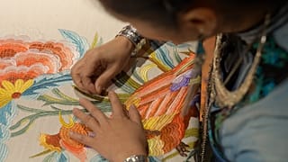 Máscaras venecianas y bordado Miao: cómo Europa y China conservan siglos de tradición artesanal