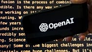 Il logo di OpenAI compare su uno smartphone davanti a uno schermo che mostra parte del sito dell’azienda, in questa foto scattata il 21 novembre 2023 a New York.