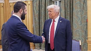 الرئيس الأمريكي دونالد ترامب ، ورئيس سوريا للمرحلة الانتقالية أحمد الشرع في الرياض، أيار 2025