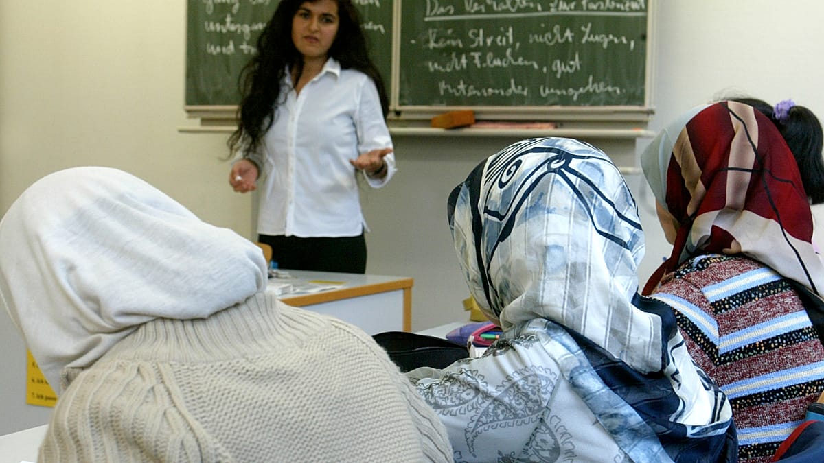 Escola em Berlim processada por não autorizar estudante muçulmano a rezar nas instalações