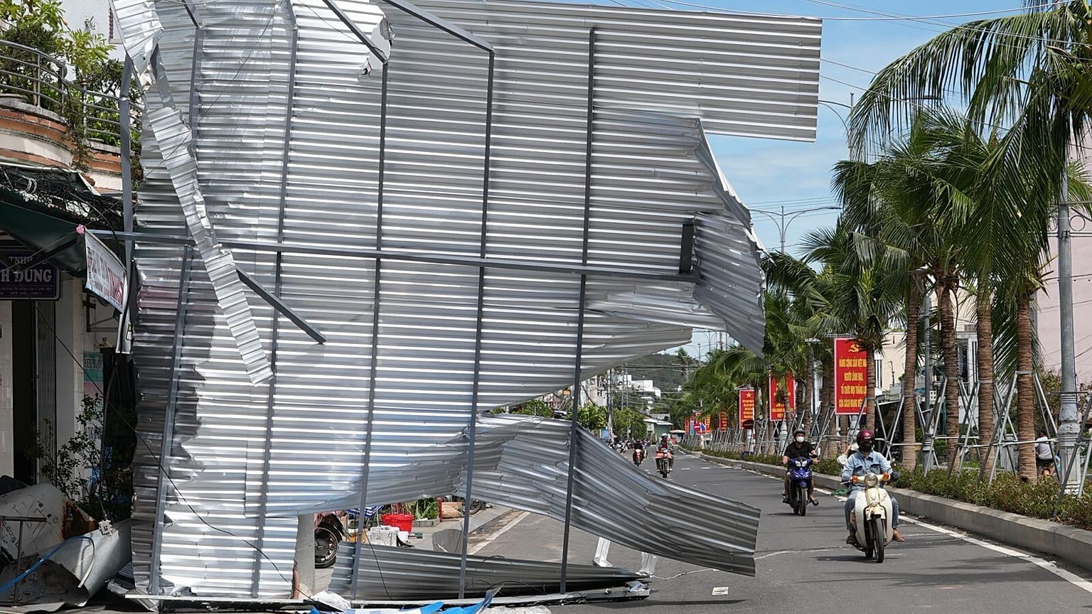 Un bâtiment endommagé bloque une route à Dak Lak