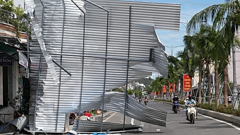 Un bâtiment endommagé bloque une route à Dak Lak