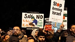 متظاهرون مؤيدون للفلسطينيين يرفعون لافتات خارج فيلا بارك قبل مباراة الدوري الأوروبي لكرة القدم بين أستون فيلا ومكابي تل أبيب في برمنغهام، إنجلترا، الخميس 6 نوفمبر 2025.
