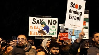 متظاهرون مؤيدون للفلسطينيين يرفعون لافتات خارج فيلا بارك قبل مباراة الدوري الأوروبي لكرة القدم بين أستون فيلا ومكابي تل أبيب في برمنغهام، إنجلترا، الخميس 6 نوفمبر 2025.