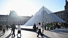 Menschen warten am Donnerstag, den 30. Oktober 2025, in Paris auf die Eröffnung des Louvre-Museums.
