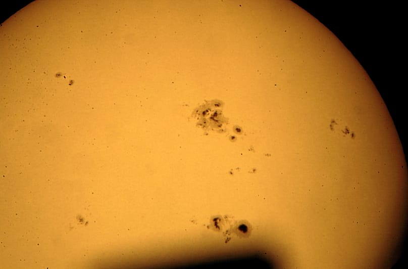 Nach einem koronalen Massenauswurf bleiben auf der Sonnenoberfläche dunklere Flecken zurück.