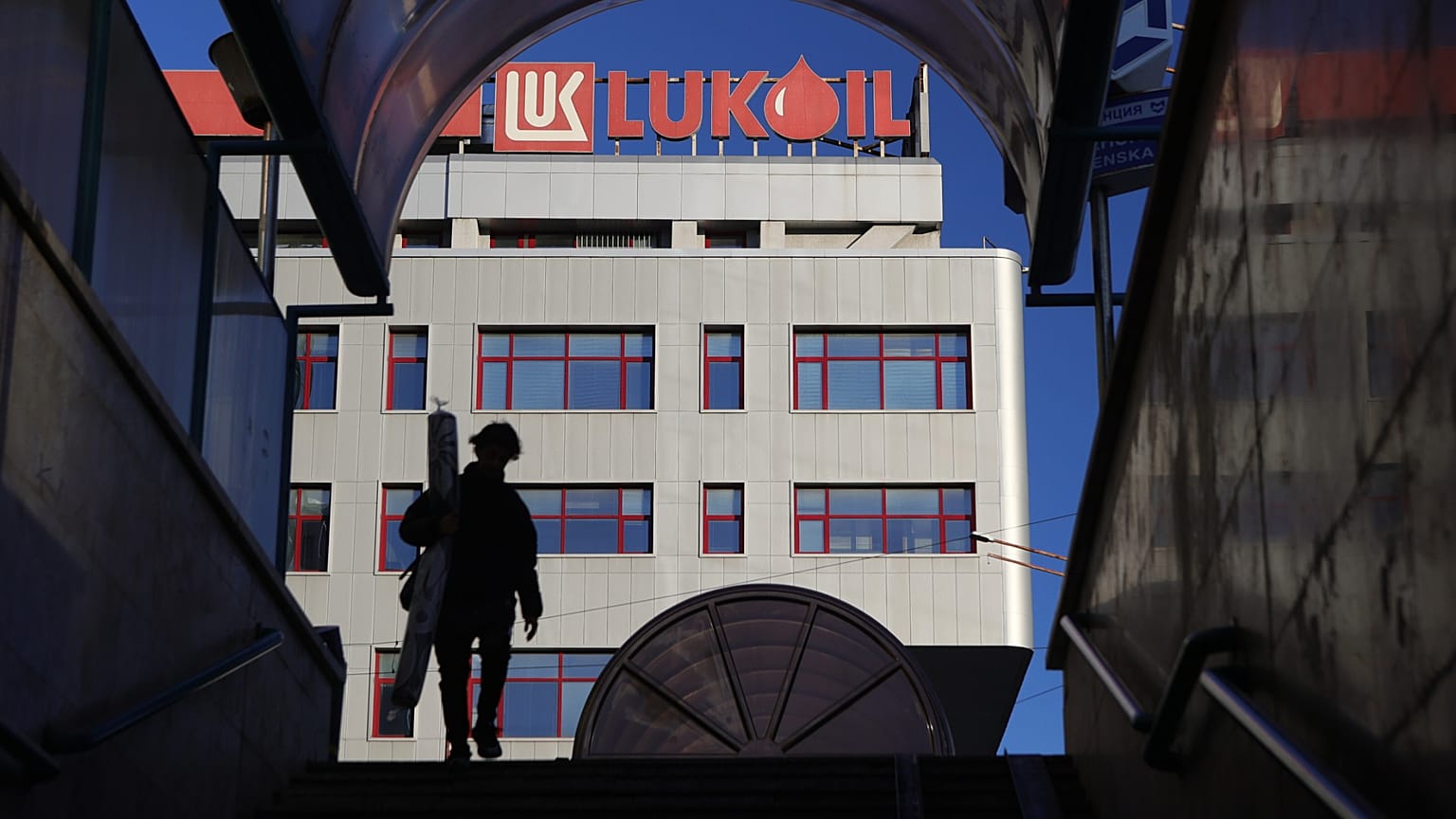 Une personne marche près du siège de Lukoil à Sofia, en Bulgarie. 28 oct. 2025.