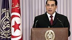 زين العابدين بن علي يُلقي خطابًا خلال مراسم إحياء الذكرى الحادية والخمسين لاستقلال البلاد-تونس
