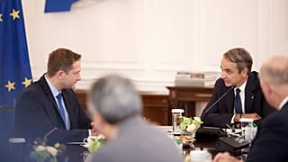 Ο Επίτροπος Χάνσεν με τον Κυριάκο Μητσοτάκη