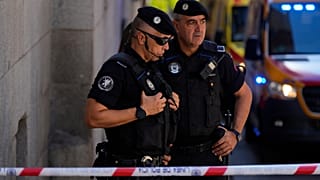 Dos agentes en una foto de archivo durante el colapso de un edificio.