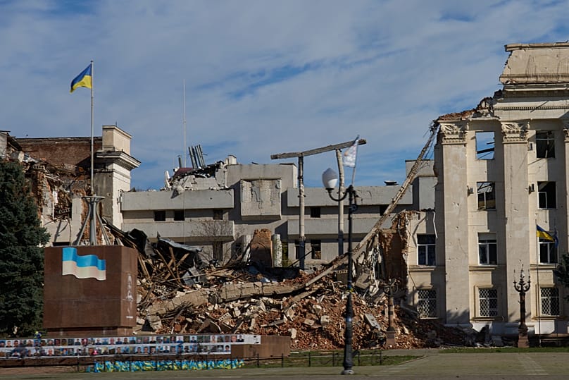 O edifício da administração regional é destruído pelos bombardeamentos constantes da Rússia em Kherson, 3 de novembro de 2025