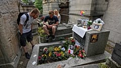 Paris startet eine Verlosung für Grabplätze neben berühmten Künstlern. Foto: Jim Morrisons Grab auf dem Friedhof Père-Lachaise.