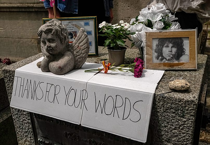 Fans legen zum fünfzigsten Todestag von Jim Morrison Zettel und Blumen auf sein Grab - 3. Juli 2021