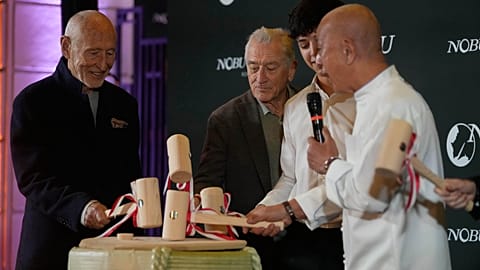 Le producteur Meir Teper, à gauche, Robert De Niro, au centre, et le chef Nobu Matsuhisa, à droite, assistent à la cérémonie du saké lors de l’ouverture de l’hôtel Nobu à Rome