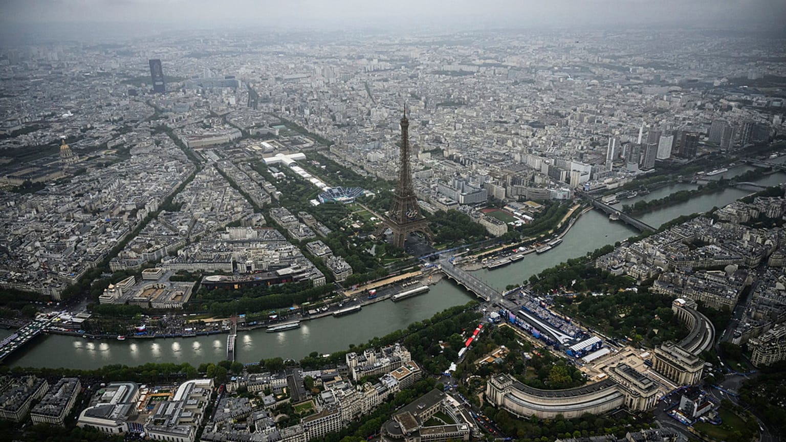 Une photographie prise depuis un hélicoptère montre une vue aérienne de la tour Eiffel,  le vendredi 26 juillet 2024.