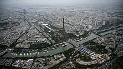 Une photographie prise depuis un hélicoptère montre une vue aérienne de la tour Eiffel,  le vendredi 26 juillet 2024.