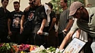Des proches et des amis se recueillent devant le cercueil de l’otage israélo-américain, le capitaine Omer Neutra, tué