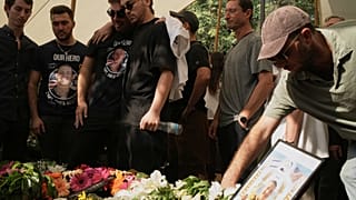 Familiares e amigos lamentam junto ao caixão do refém morto, o capitão israelo-americano Omer Neutra