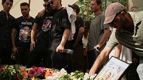 Des proches et des amis se recueillent devant le cercueil de l’otage israélo-américain, le capitaine Omer Neutra, tué