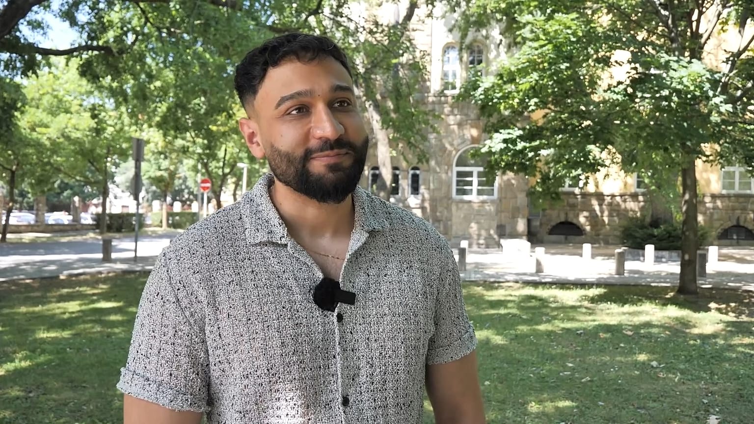 Buzás-Hábel Géza, a Pécsi Pride szervezője az Euronewsnak nyilatkozik idén nyáron