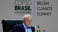 Brezilya Devlet Başkanı Luiz Inácio Lula da Silva, Brezilya'nın Belém kentindeki COP30 BM İklim Zirvesi'nin genel kurul oturumuna başkanlık ediyor, 6 Kasım 2025 Perşembe.