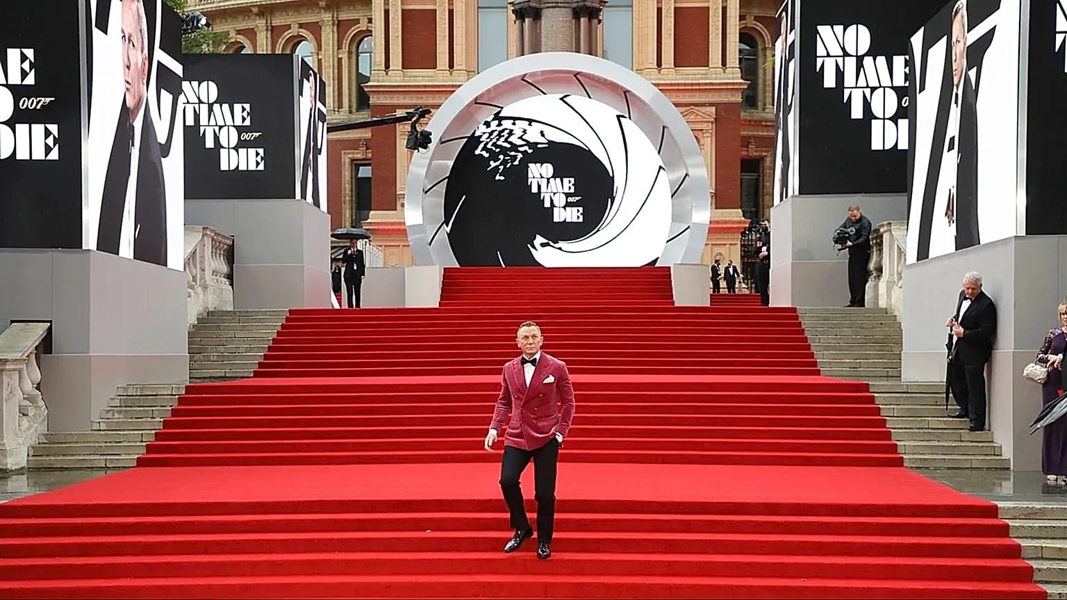 Daniel Craig, James Bond serisinin yeni filmi 'No Time To Die'ın Londra'daki dünya prömiyerine gelişinde fotoğrafçılara poz veriyor, 28 Eylül, 2021