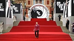 Daniel Craig posiert für Fotografen bei der Ankunft zur Weltpremiere des neuen James-Bond-Films "No Time To Die" in London, 28. September 2021