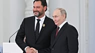 Le président russe Vladimir Poutine remet un prix au chanteur basse russe Ildar Abdrazakov lors d'une cérémonie de remise des prix nationaux, à Moscou, en Russie, le 12.06.24