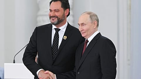 Der russische Präsident Wladimir Putin überreicht dem russischen Basssänger Ildar Abdrazakov bei einer nationalen Preisverleihung in Moskau, Russland, am 12.06.24 einen Preis.