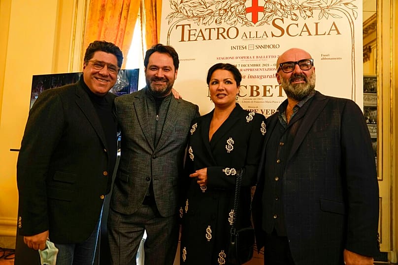 De gauche à droite, le baryton Luca Salsi, la basse Ildar Abdrazakov, la soprano russe Anna Netrebko et le metteur en scène Davide Livermore à la Scala de Milan, le 29.11.2021