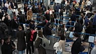 Des passagers patientent au contrôle de sécurité de l’aéroport international O’Hare, à Chicago, vendredi 7 novembre