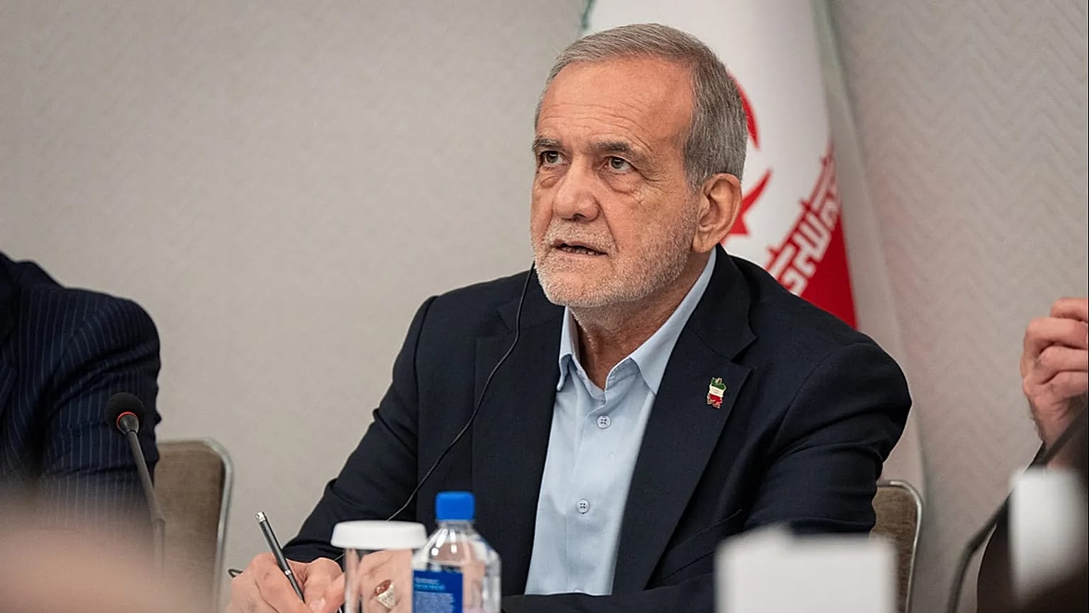 مسعود بزشكيان، رئيس إيران، يجيب على أسئلة وسائل الإعلام في مؤتمر صحفي في نيويورك، الجمعة 26 سبتمبر/أيلول 2025. 