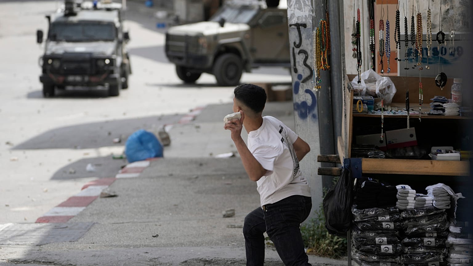 شبّان فلسطينيون يشتبكون مع قوات إسرائيلية عقب مداهمة نفذها الجيش في مدينة نابلس بالضفة الغربية، الأحد 4 مايو 2025.