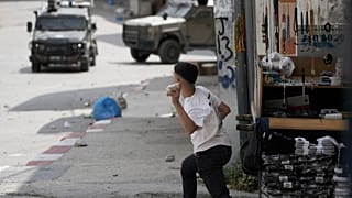 شبّان فلسطينيون يشتبكون مع قوات إسرائيلية عقب مداهمة نفذها الجيش في مدينة نابلس بالضفة الغربية، الأحد 4 مايو 2025.