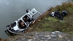 Ein verunglücktes Fahrzeug liegt nach einer Verfolgungsjagd der Polizei in der Nähe von Burgas am Straßenrand, 7. November 2025 