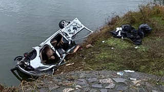 Um veículo acidentado é visto na berma da estrada após uma perseguição policial perto de Burgas, 7 de novembro de 2025 