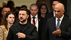 Der ukrainische Präsident Wolodymyr Selenskyj bei einer Pressekonferenz beim Europarat nach Unterzeichnung der Dokumente zur Einrichtung des Sondertribunals für sein Land