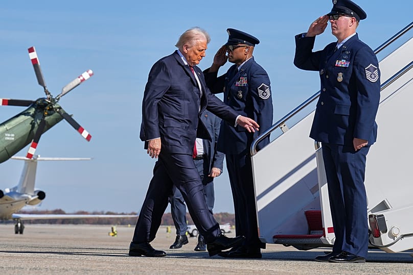 الرئيس دونالد ترامب يصعد على متن طائرة الرئاسة الأمريكية، الأربعاء، 5 نوفمبر/تشرين الثاني 2025، من قاعدة أندروز المشتركة 