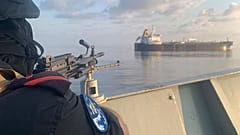 Ein Mitglied der EU-Operation Atalanta bedient ein Maschinengewehr an Bord der ESPS Victoria vor der Küste Somalias, 7. November 2025