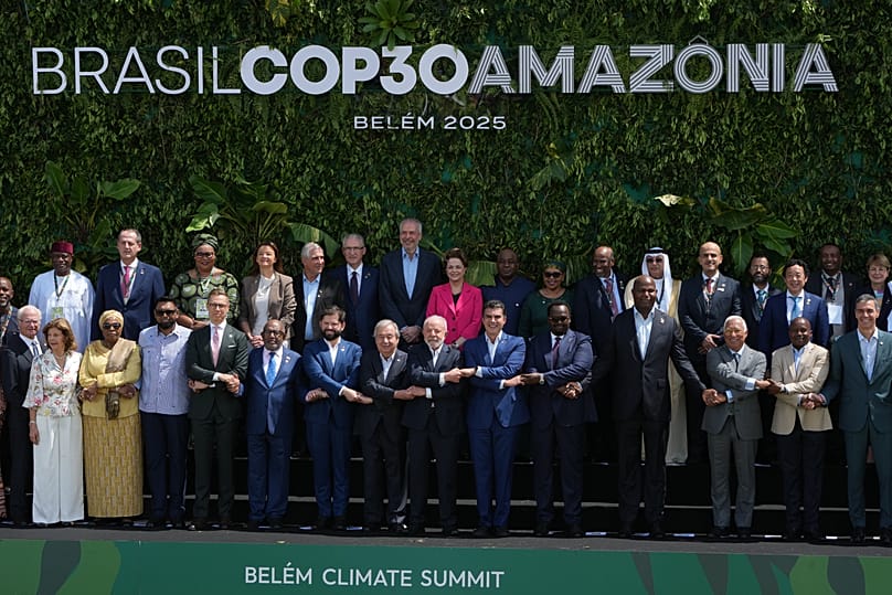 Los líderes que asisten a la Cumbre del Clima de la ONU COP30 posan para una foto de grupo en Belém, 7 de noviembre de 2025.