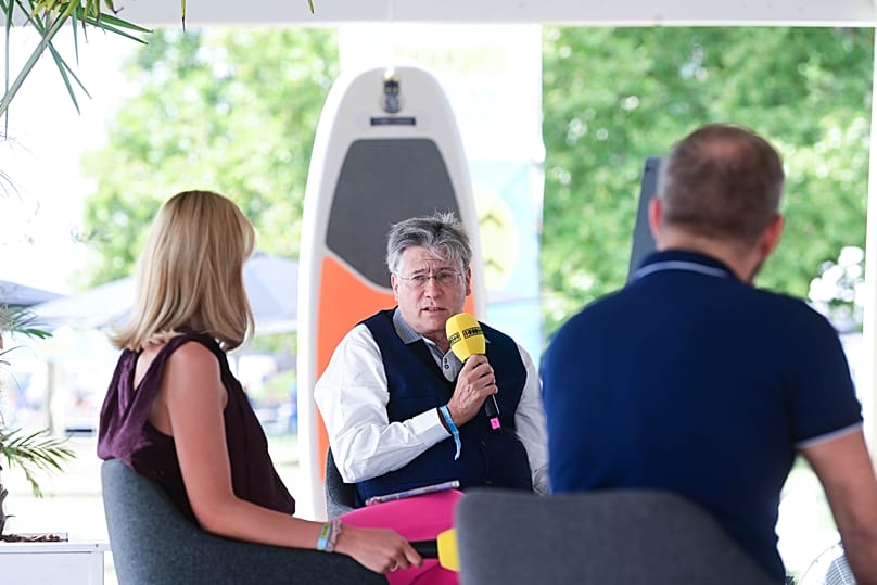 Szent-Iványi István Orbán Balázzsal beszélget (háttal)