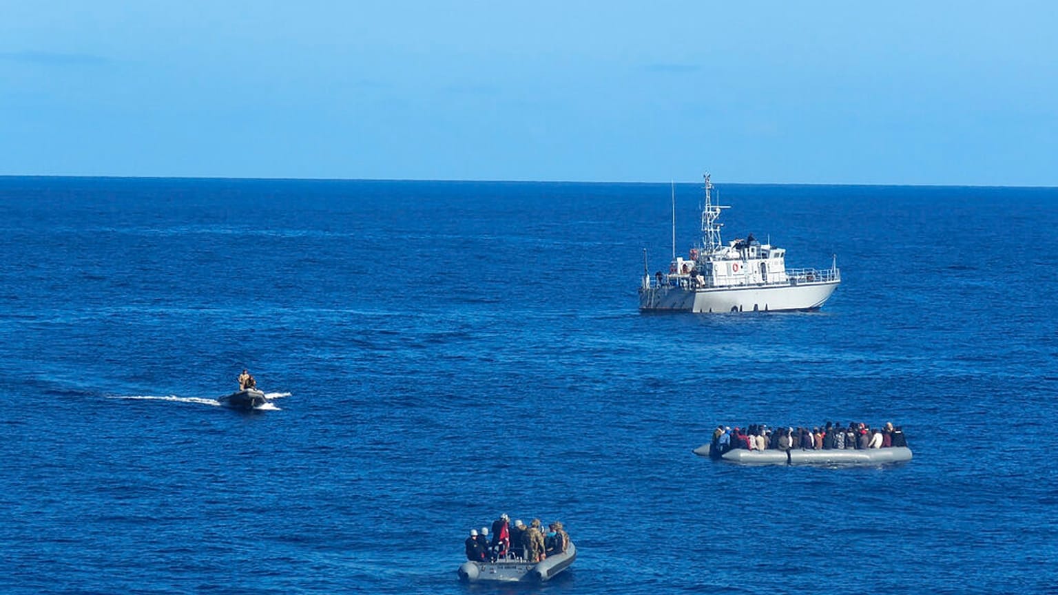  تقترب القوات التركية من مهاجرين على متن زورق مطاطي في عرض البحر الأبيض المتوسط، يوم الأربعاء 29 يناير/كانون الثاني 2020.