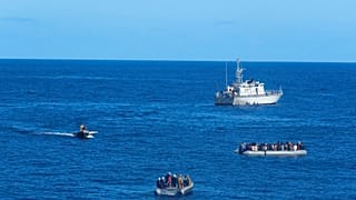 تقترب القوات التركية من مهاجرين على متن زورق مطاطي في عرض البحر الأبيض المتوسط، يوم الأربعاء 29 يناير/كانون الثاني 2020.
