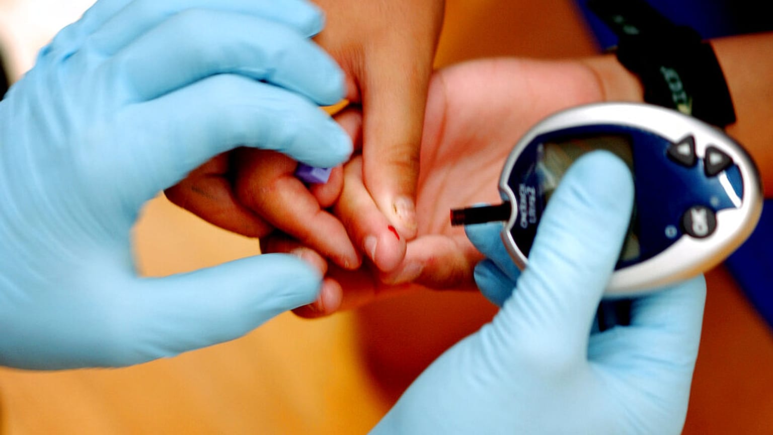 فحص سكر الدم يوم الخميس، 3 أغسطس/آب 2006، في تشيسابيك، فرجينيا.