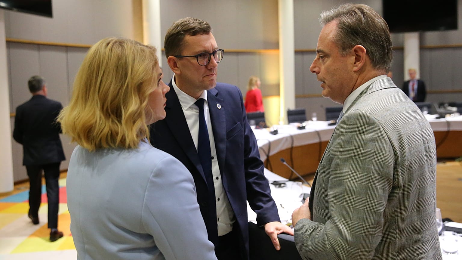 O primeiro-ministro da Letónia, Evika Silina, o primeiro-ministro da Estónia, Kristen Michal, e o primeiro-ministro da Bélgica, Bart De Wever, durante um jantar de trabalho da Cimeira do Euro, 23 de outubro de 2025