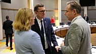 O primeiro-ministro da Letónia, Evika Silina, o primeiro-ministro da Estónia, Kristen Michal, e o primeiro-ministro da Bélgica, Bart De Wever, durante um jantar de trabalho da Cimeira do Euro, 23 de outubro de 2025