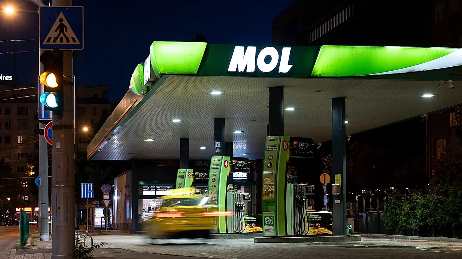 Um táxi entra numa estação de serviço MOL no centro de Budapeste, 27 de setembro de 2025