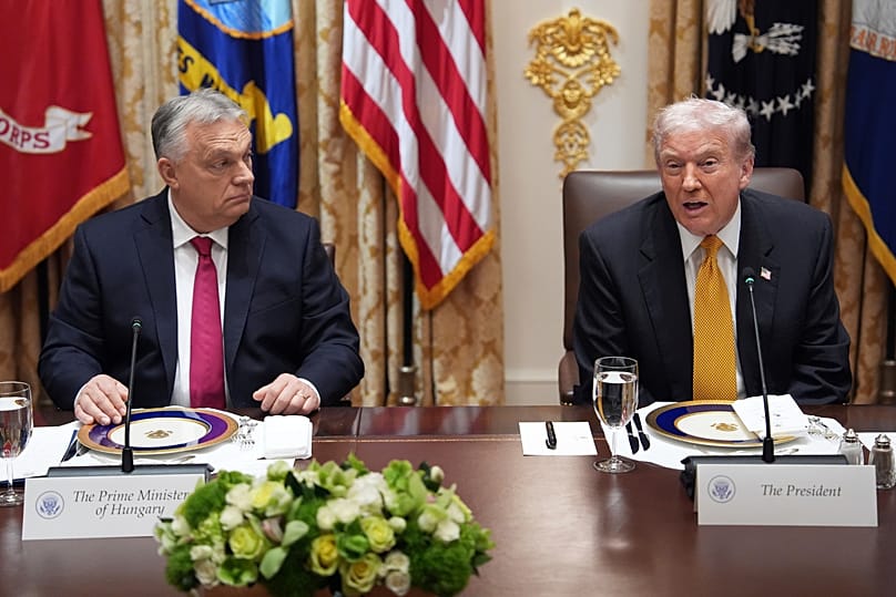 O Presidente dos EUA, Donald Trump, e o Primeiro-Ministro da Hungria, Viktor Orbán, na Sala do Gabinete da Casa Branca, 7 de novembro de 2025