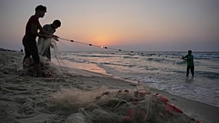 صيادون فلسطينيون عند غروب الشمس في قطاع غزة يوم الجمعة 7 تشرين الثاني/نوفمبر 2025.